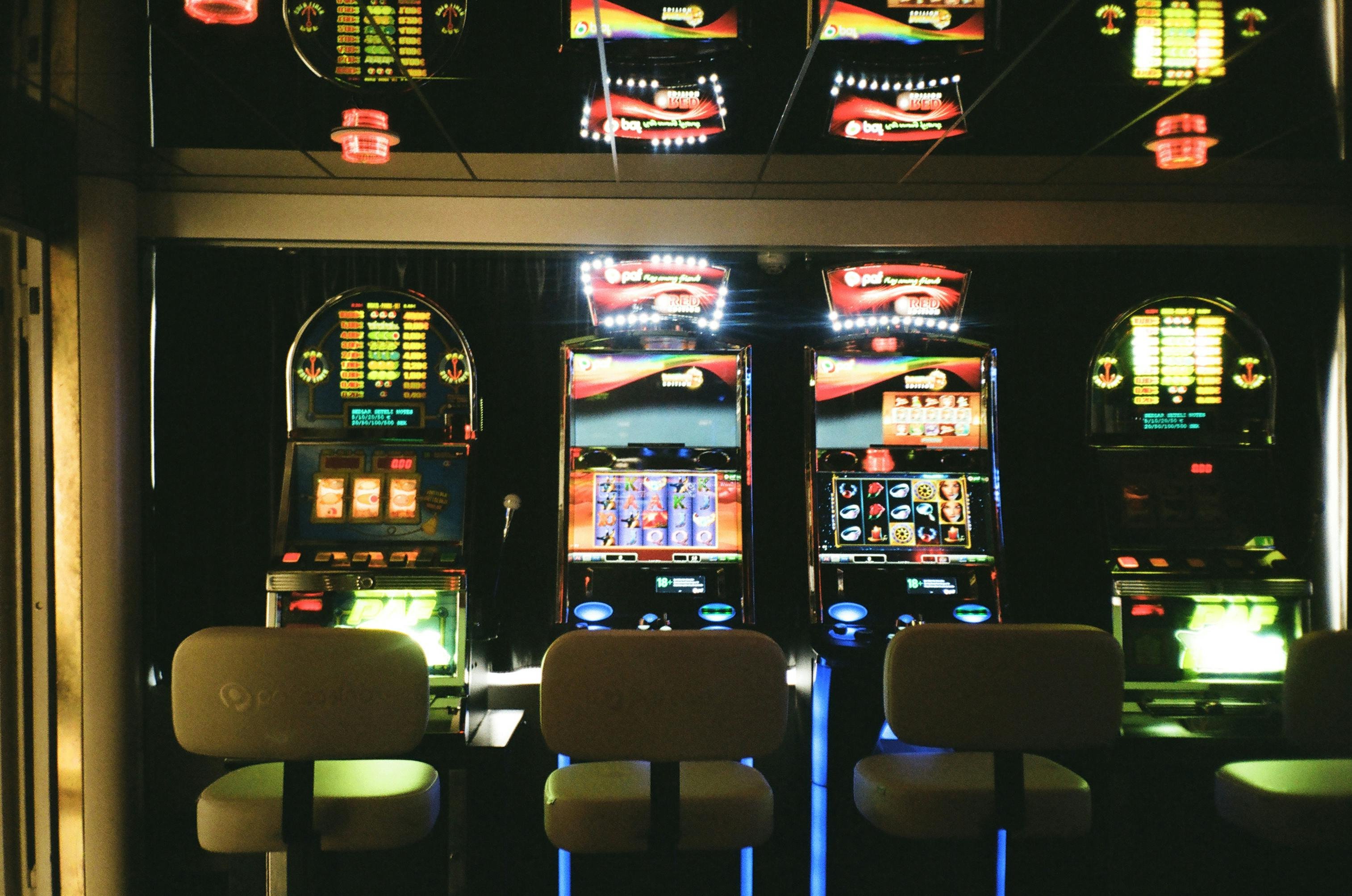 singapore prise app home screen showing live-dealer tables and football fixtures